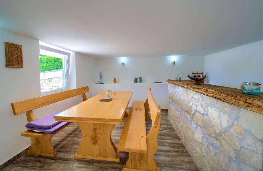 Mysigt hobbyrum med träbord och stenbar