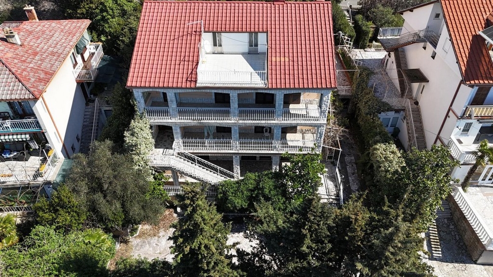 Flygfoto över ett trevåningshus med rymliga balkonger
