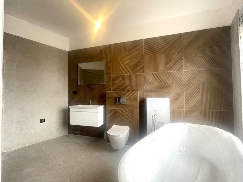 Modernt utrustat badrum med badkar