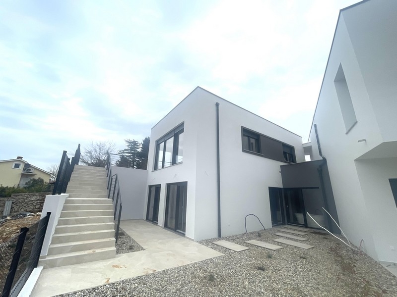 Exteriör vy av den nya byggnaden med trappa