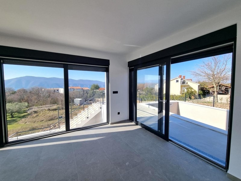 Utsikt från vardagsrummet till terrassen och trädgården