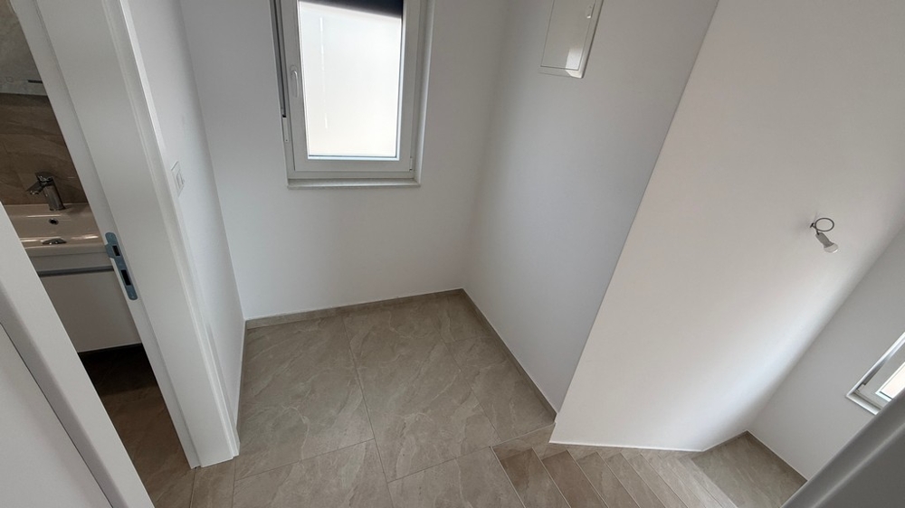 Trappområde med fönster och tillgång till badrummet