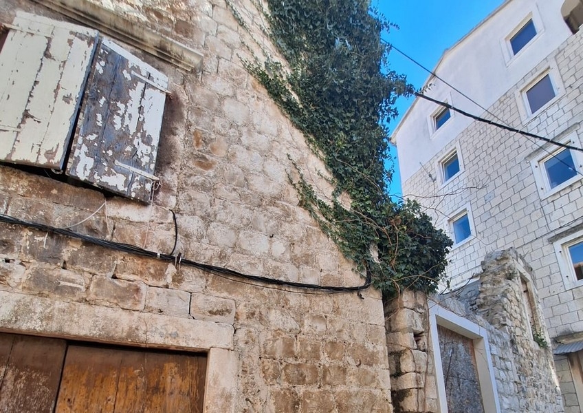 Köp gammalt hus för renovering i Trogir, Kroatien.