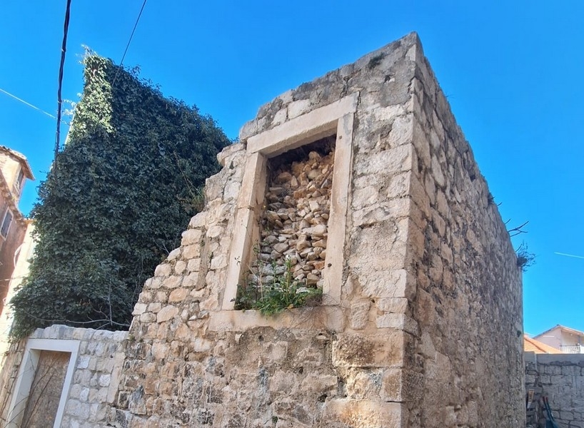 Köp stenhus för renovering i Trogir, Dalmatien.