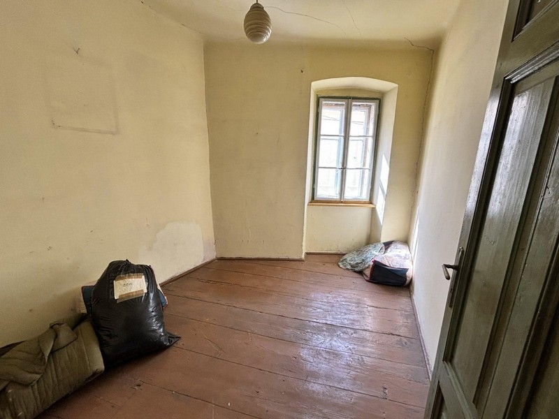 Traditionellt rum med parkettgolv i fastigheten H3567, Selce.