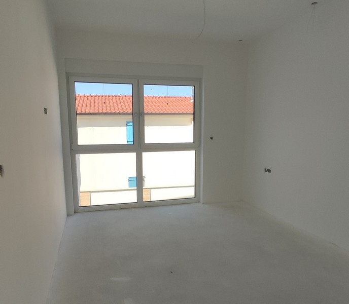 Sovrum med stort fönster.