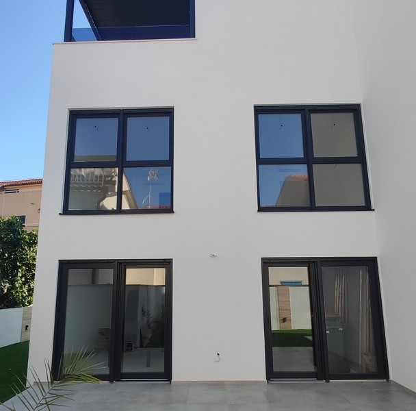 Havsutsikt mellan husen