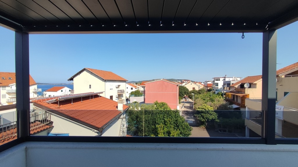 Ljust vardagsrum med utgång till altan