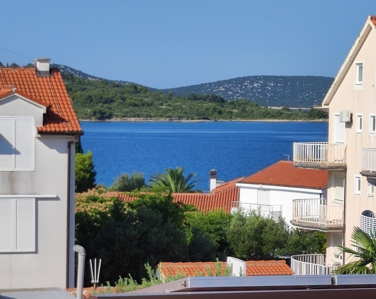 Sovrum med fönster från golv till tak