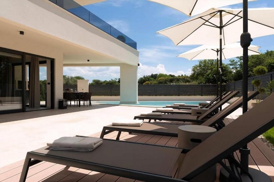 Solstolar på poolterrassen på fastigheten H3570 nära Porec.