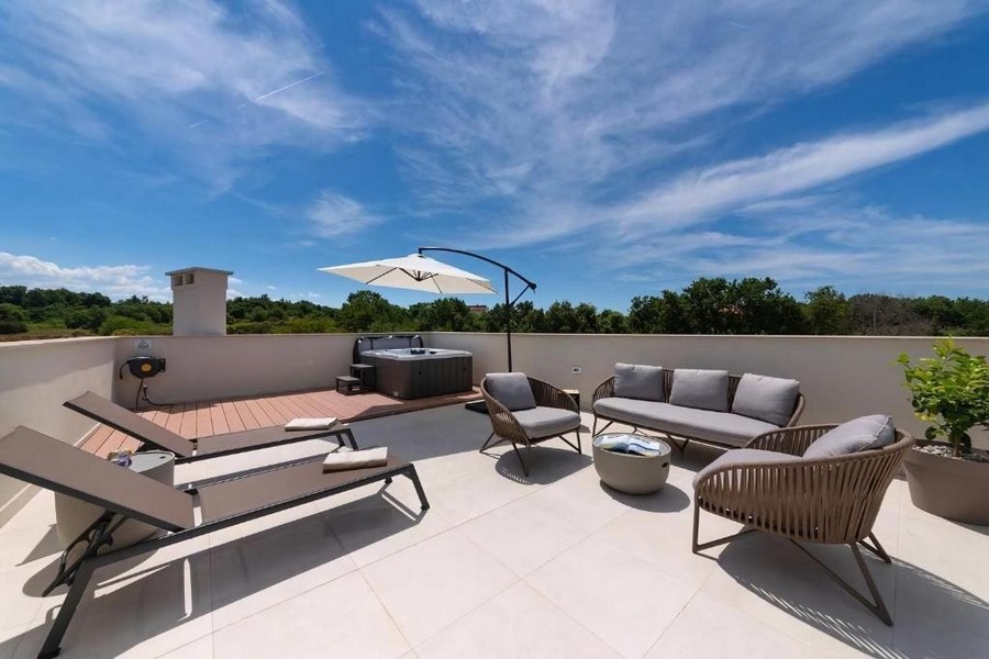 Takterrass med utsikt över landsbygden nära Porec i Kroatien.