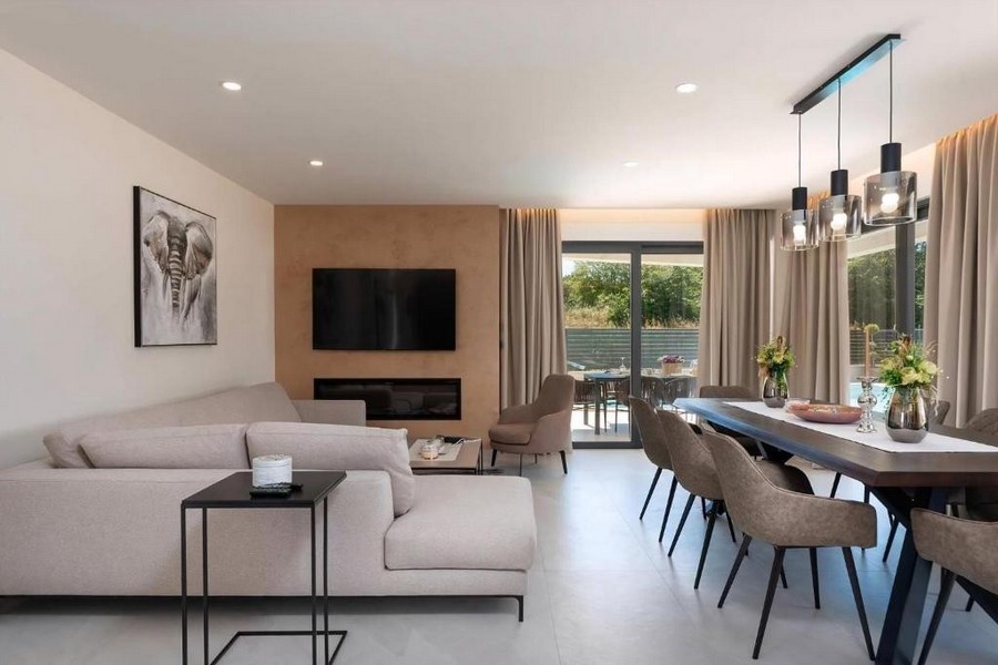 Vardagsrum med matsal och smart-tv