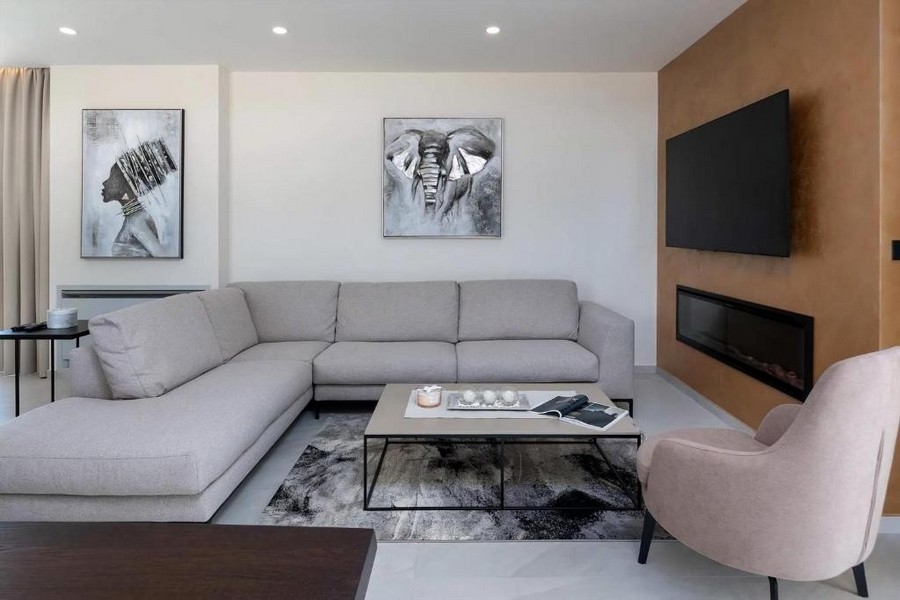 Soffa i vardagsrummet med väggmålningar