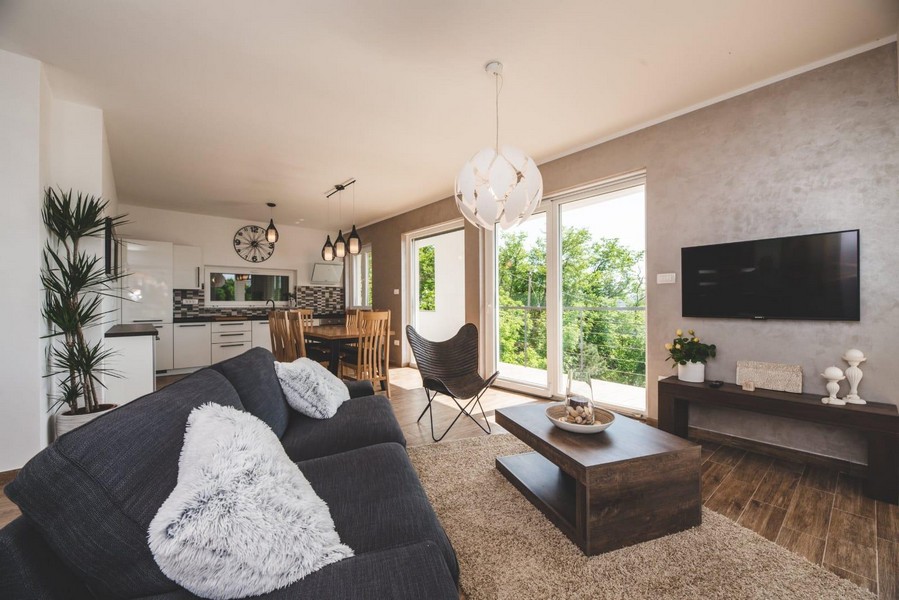 Vardagsrum med utgång till altan