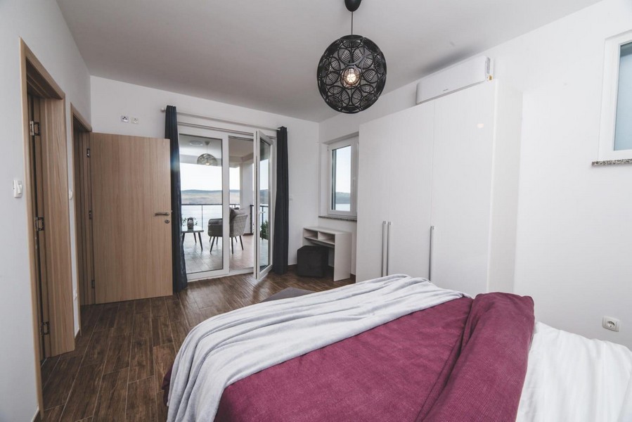 Sovrum med utgång till terrassen och havsutsikt