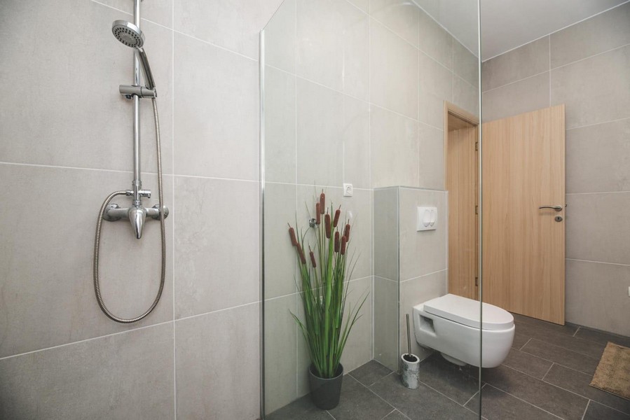 Modernt badrum med duschkabin