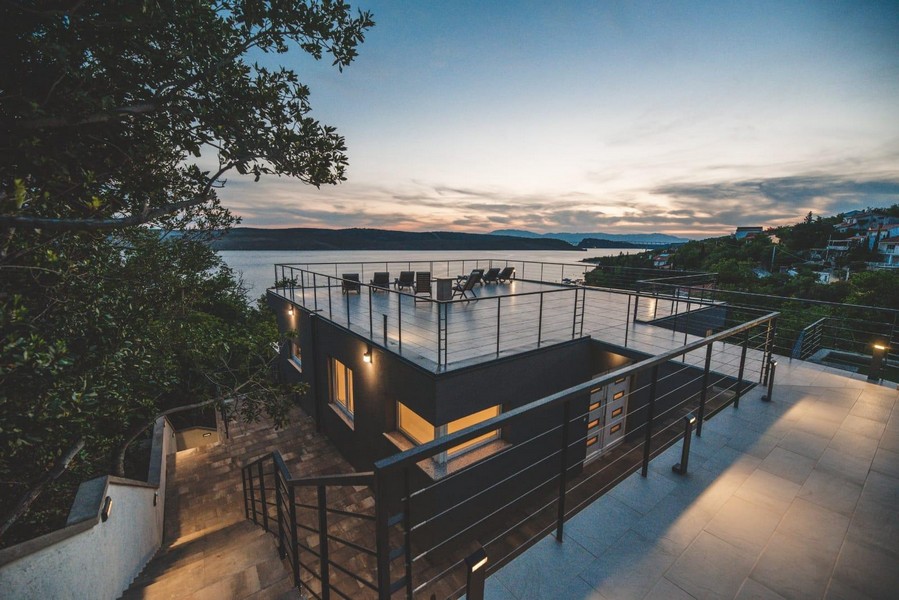 Lyxig villa med havsutsikt på kvällen. Fastighet H3571.