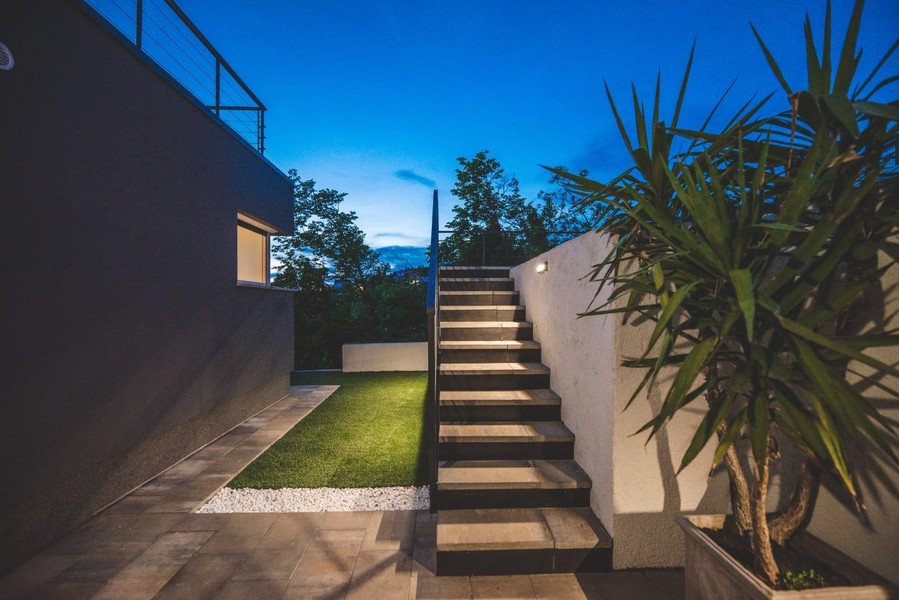 Utvändig trappa med belysning och trädgårdsdel
