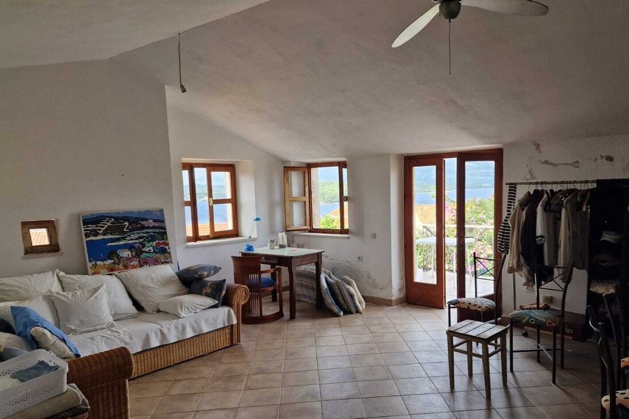 Ljust vardagsrum med utgång till altan