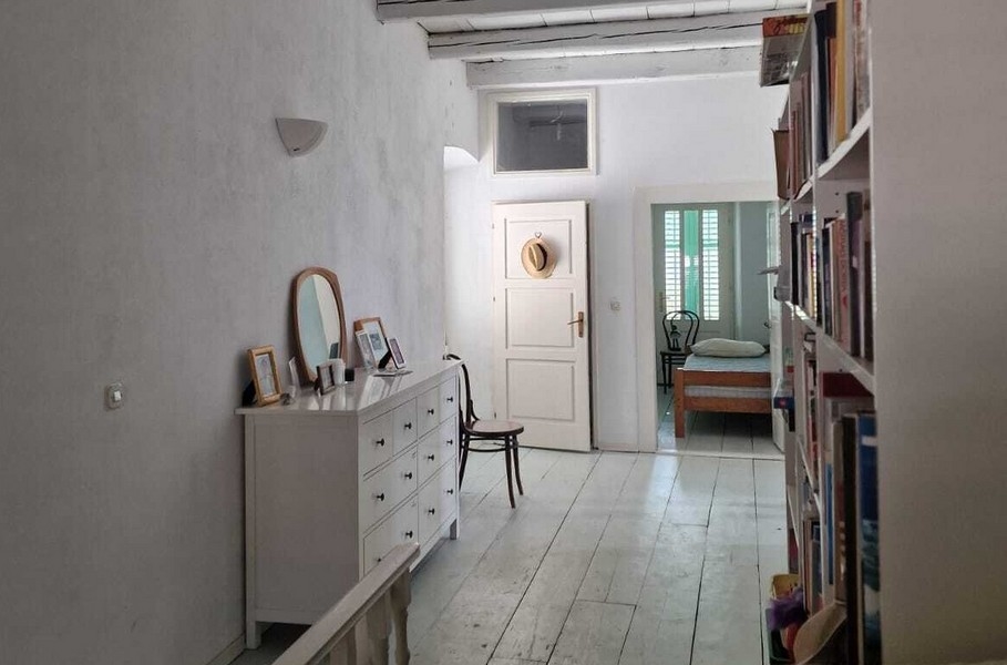 Hall med bokhylla och tillgång till sovrummet