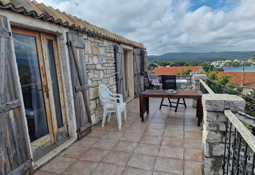 Stenterrass med havsutsikt