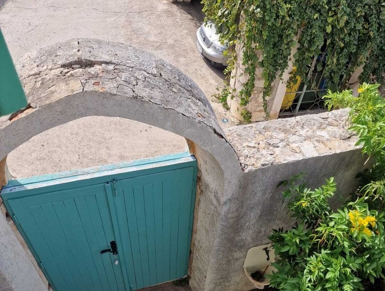 Entréport med rundbåge och vägg