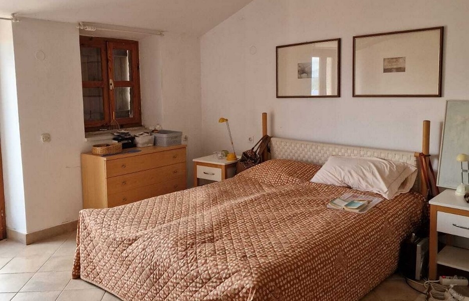 Sovrum med dubbelsäng och byrå