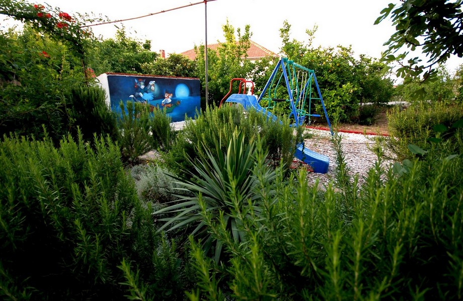 Lekplats i trädgården med mycket grönska