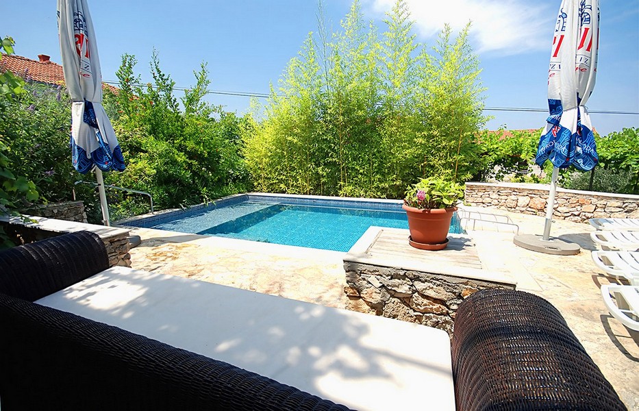 Poolområde med natursten och sittplatser