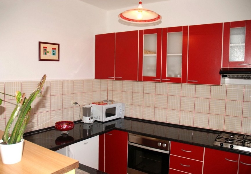 Kök med röda inbyggda skåp