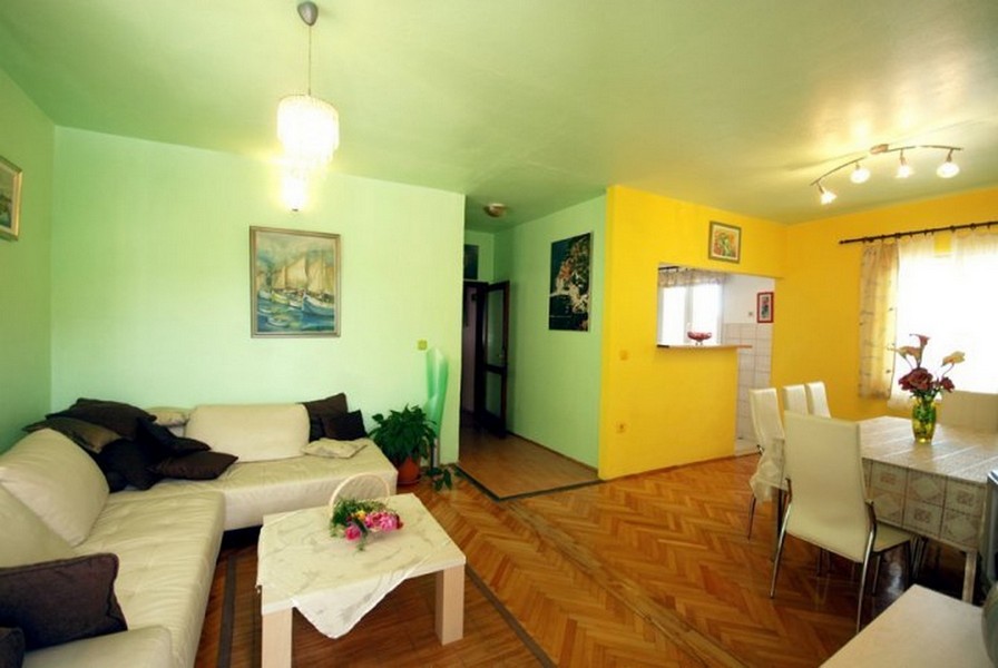 Vardagsrum med soffa och matplats