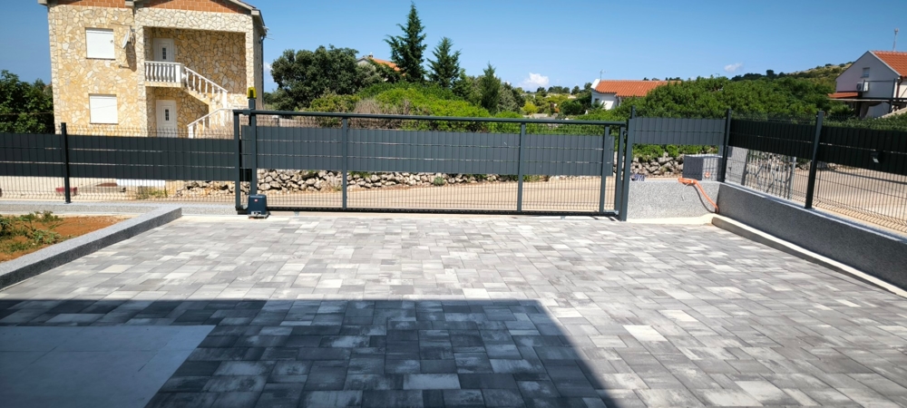 Säker parkeringsplats utomhus vid fastighet H3574.