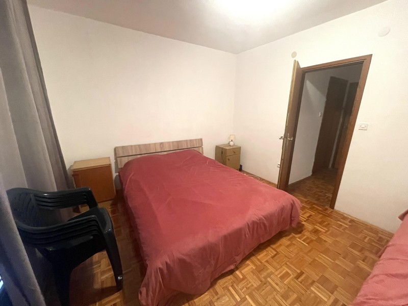 Sovrum med dubbelsäng och parkettgolv