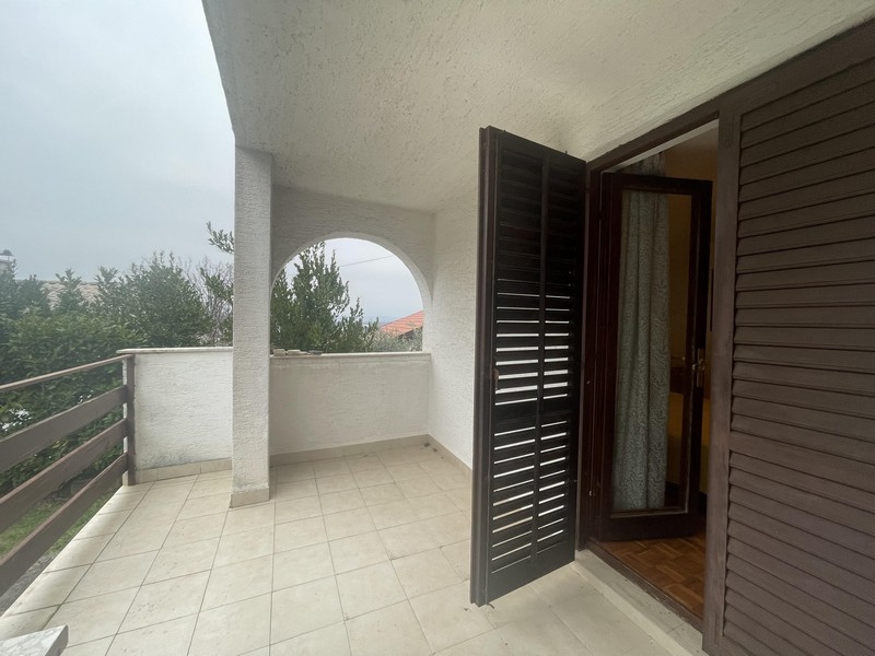 Täckt terrass med välvt område