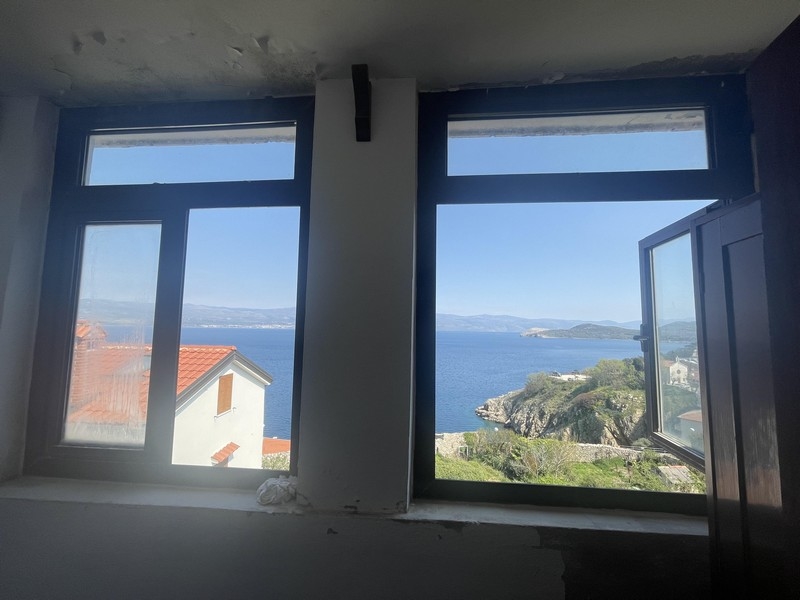 Utsikt genom fönstret över havet och kusten