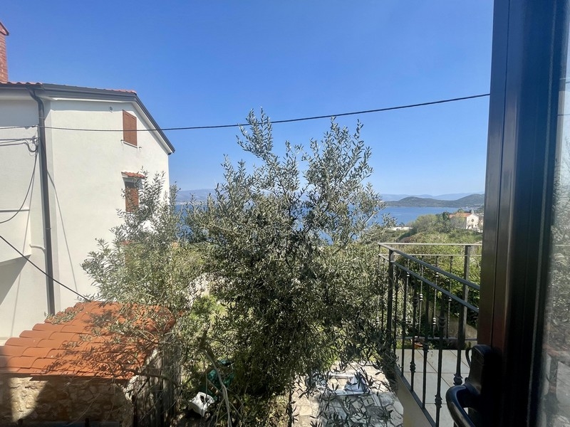 Havsutsikt från balkongen med olivträd i förgrunden