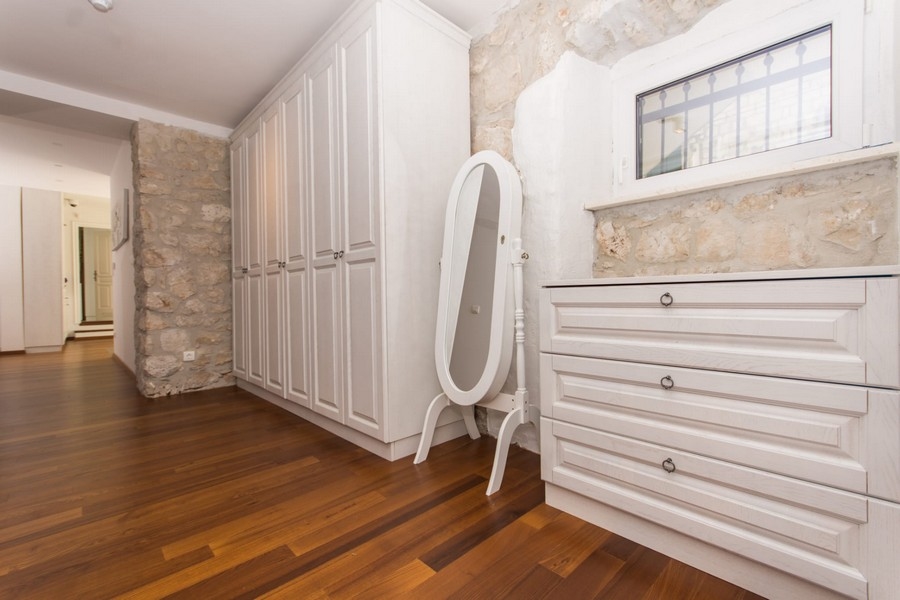 Omklädningsrum med inbyggda garderober och spegel