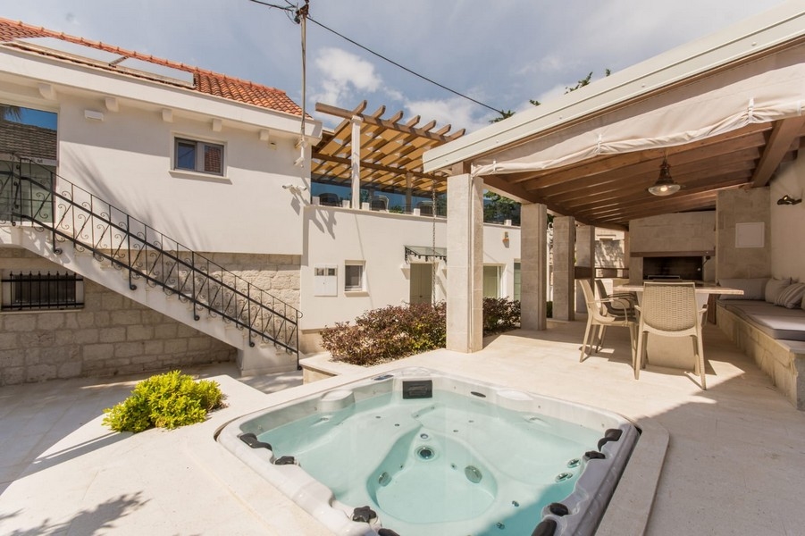 Bubbelpool av fastighet H3586 i Kroatien - Panorama Scouting.