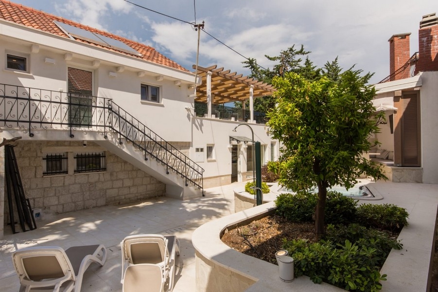 Exteriör av fastigheten H3586 i Okrug Gornji, Kroatien.