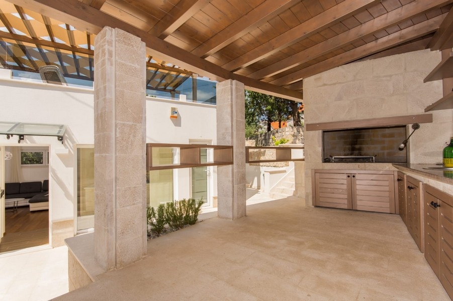 Täckt sommarkök med grill