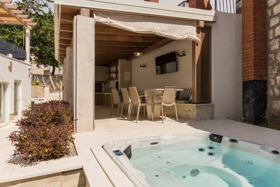 Jacuzzi framför täckt matplats