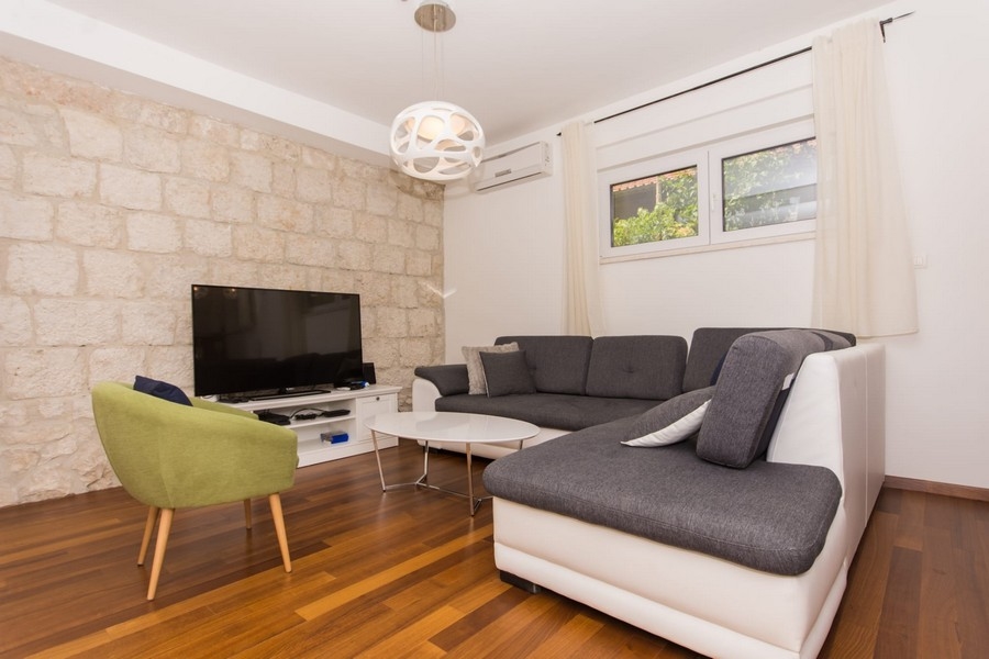 Vardagsrum med soffa och TV