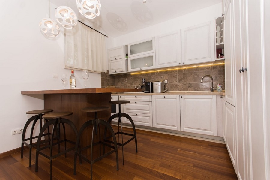 Kök med bänk och pallar