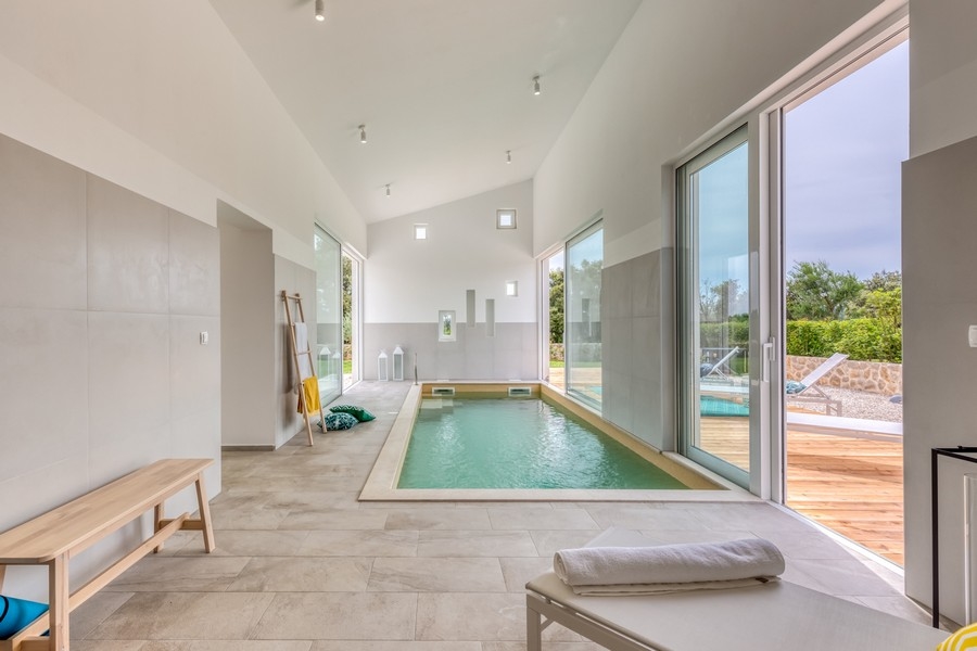 Inomhuspool med stora skjutdörrar