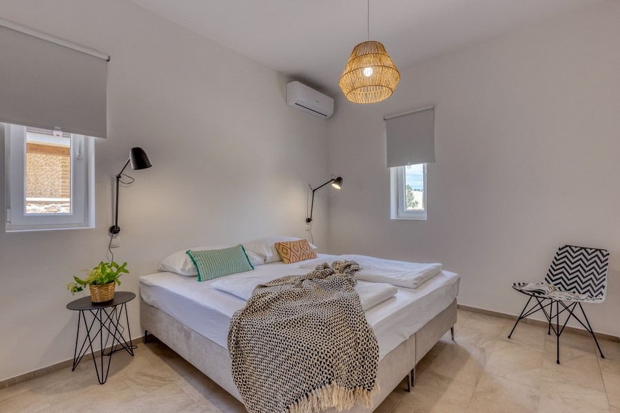 Sovrum med dubbelsäng och luftkonditionering