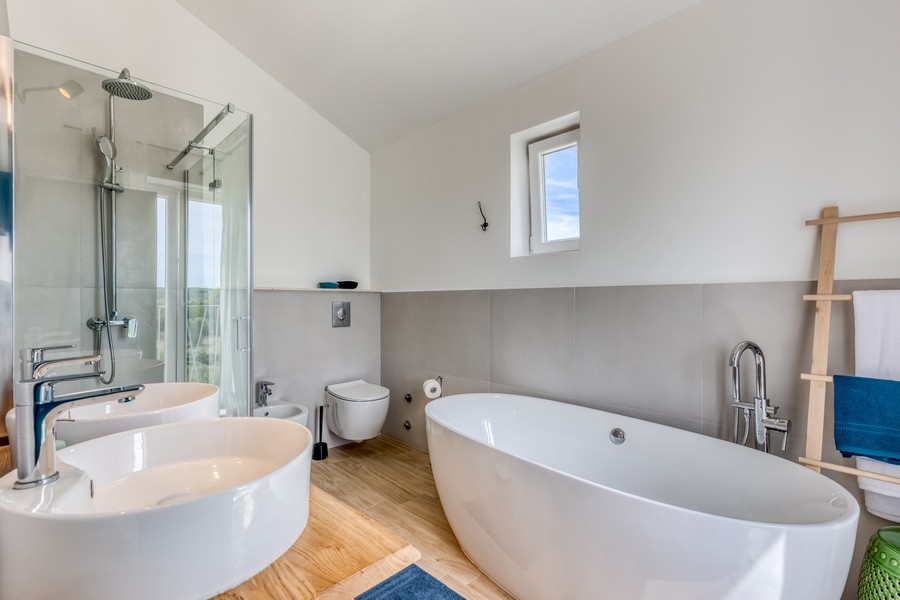 Modernt badrum med fristående badkar