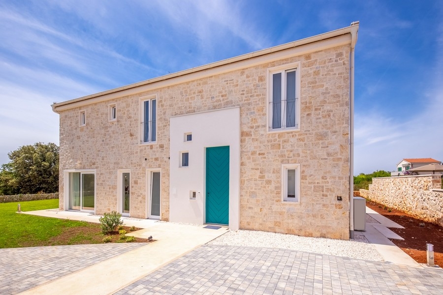 Entré till villan med en slående ytterdörr