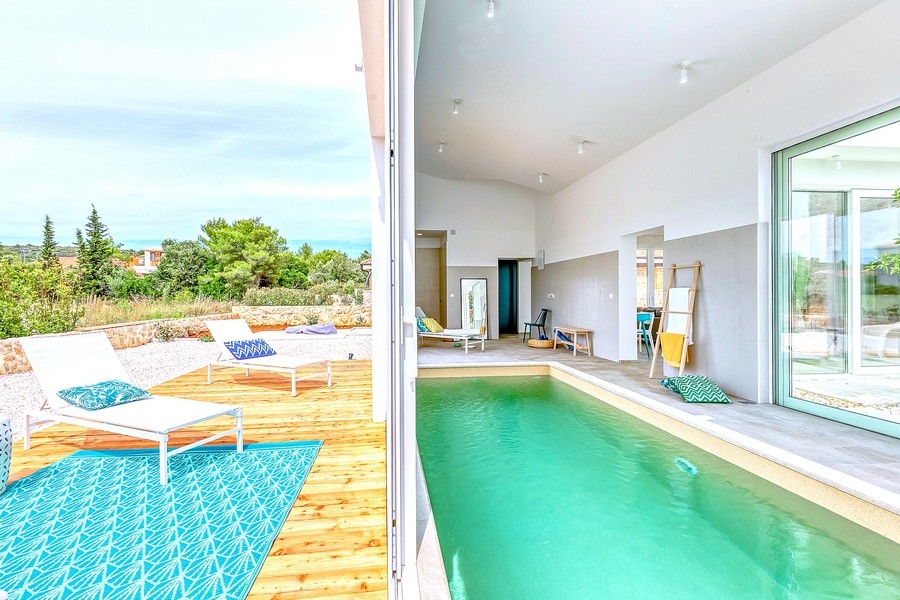 Inomhuspool med tillgång till solterrass