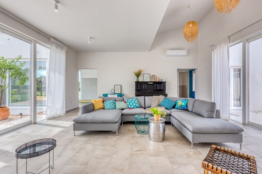 Ljust vardagsrum med stor glasfront