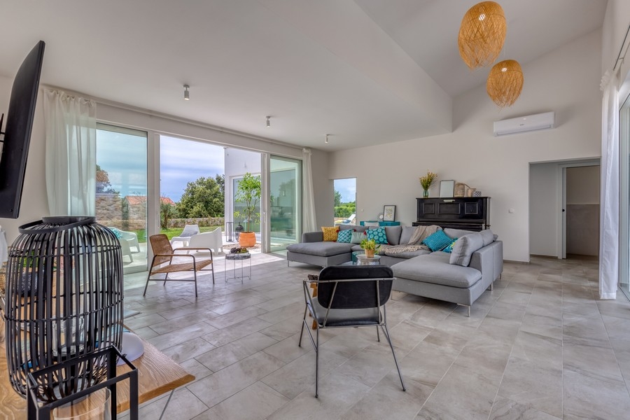 Öppen vardagsrumsdel med utsikt över trädgården